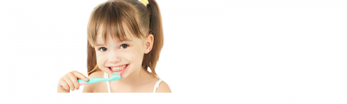 niña con cepillo de dientes