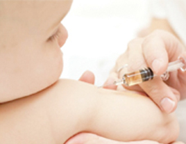 médico vacunando un bebé