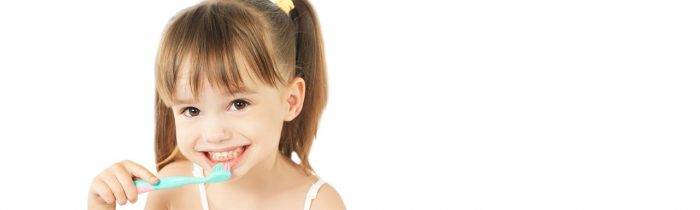 niña con cepillo de dientes