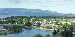 lago y montañas