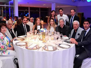 mesa con invitados