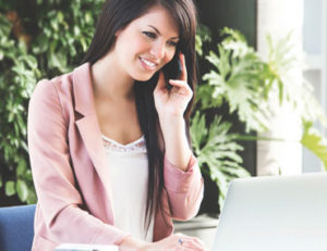mujer con notebook