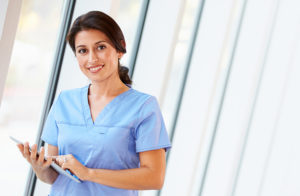 enfermera con tablet en la mano