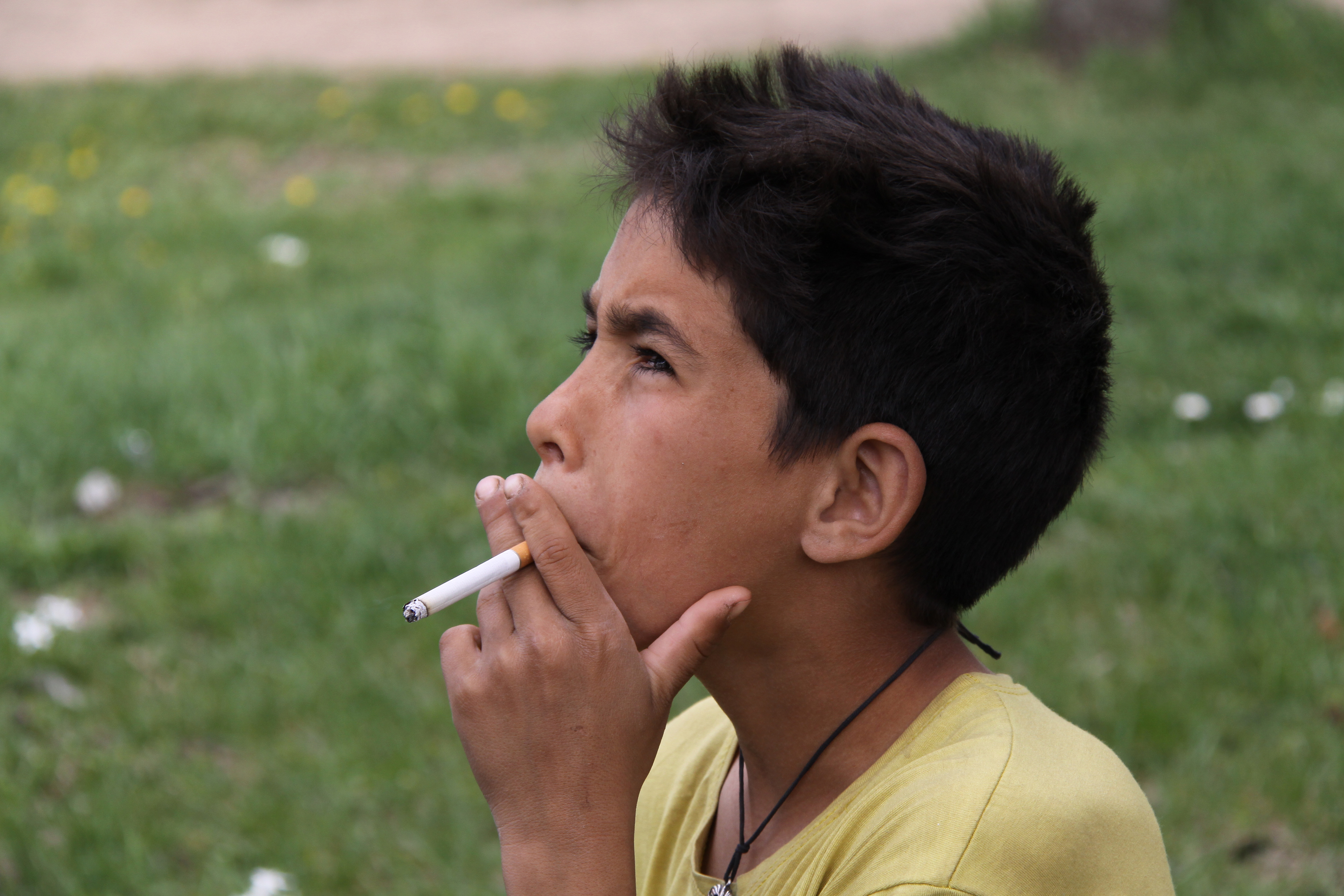 Почему мужчины курят. Курение подростков. Курящий подросток. Подросток с сигаретой. Мальчик с сигаретой.