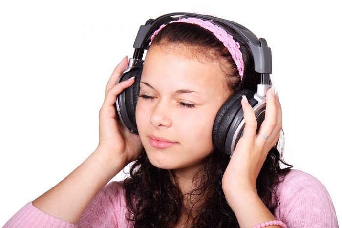 niña con auriculares