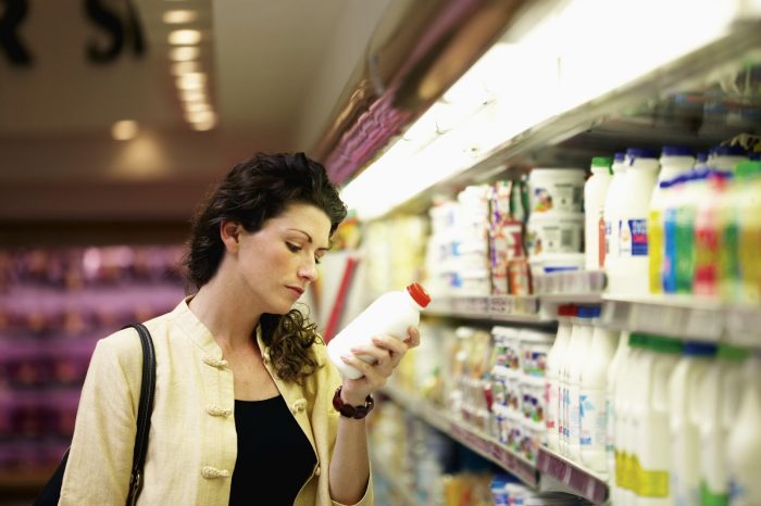 mujer en góndola de supermercado