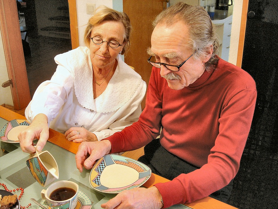 pareja desayunando