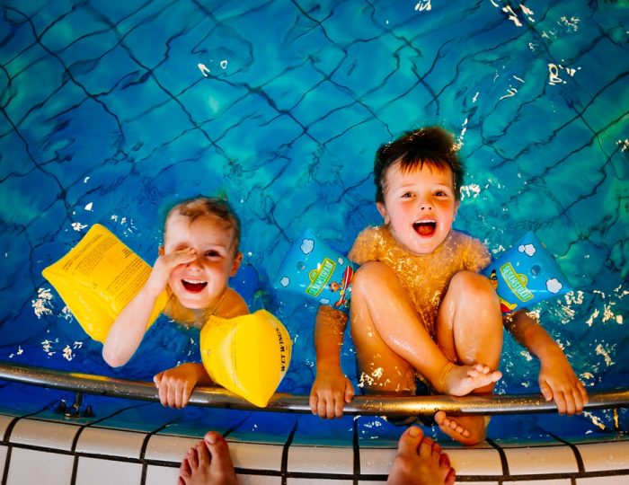 niños en la pileta