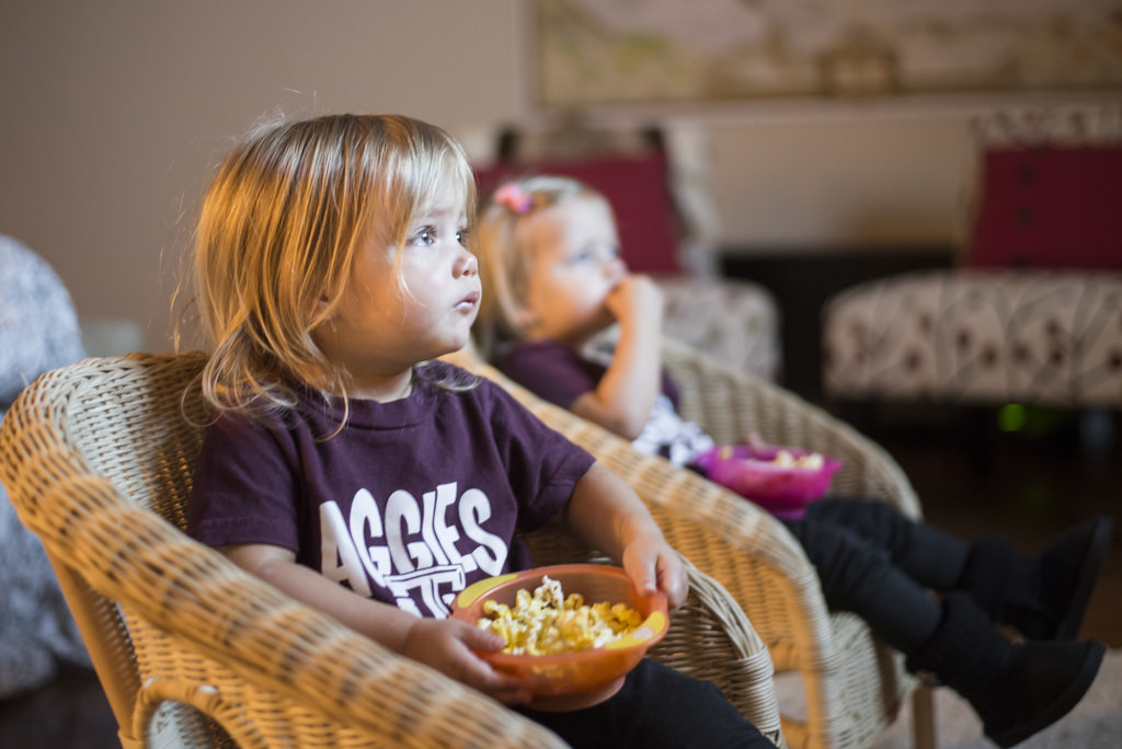 niños mirando televisión