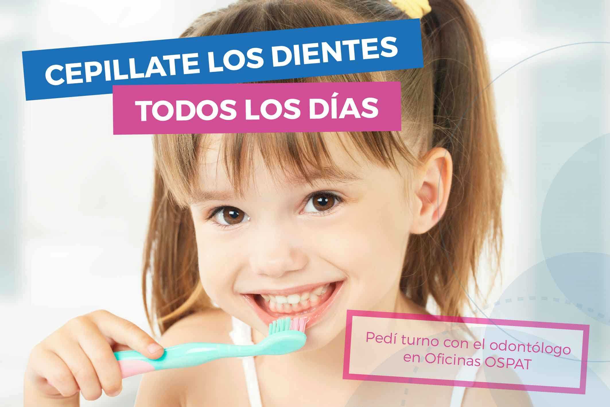 niña con cepillo de dientes