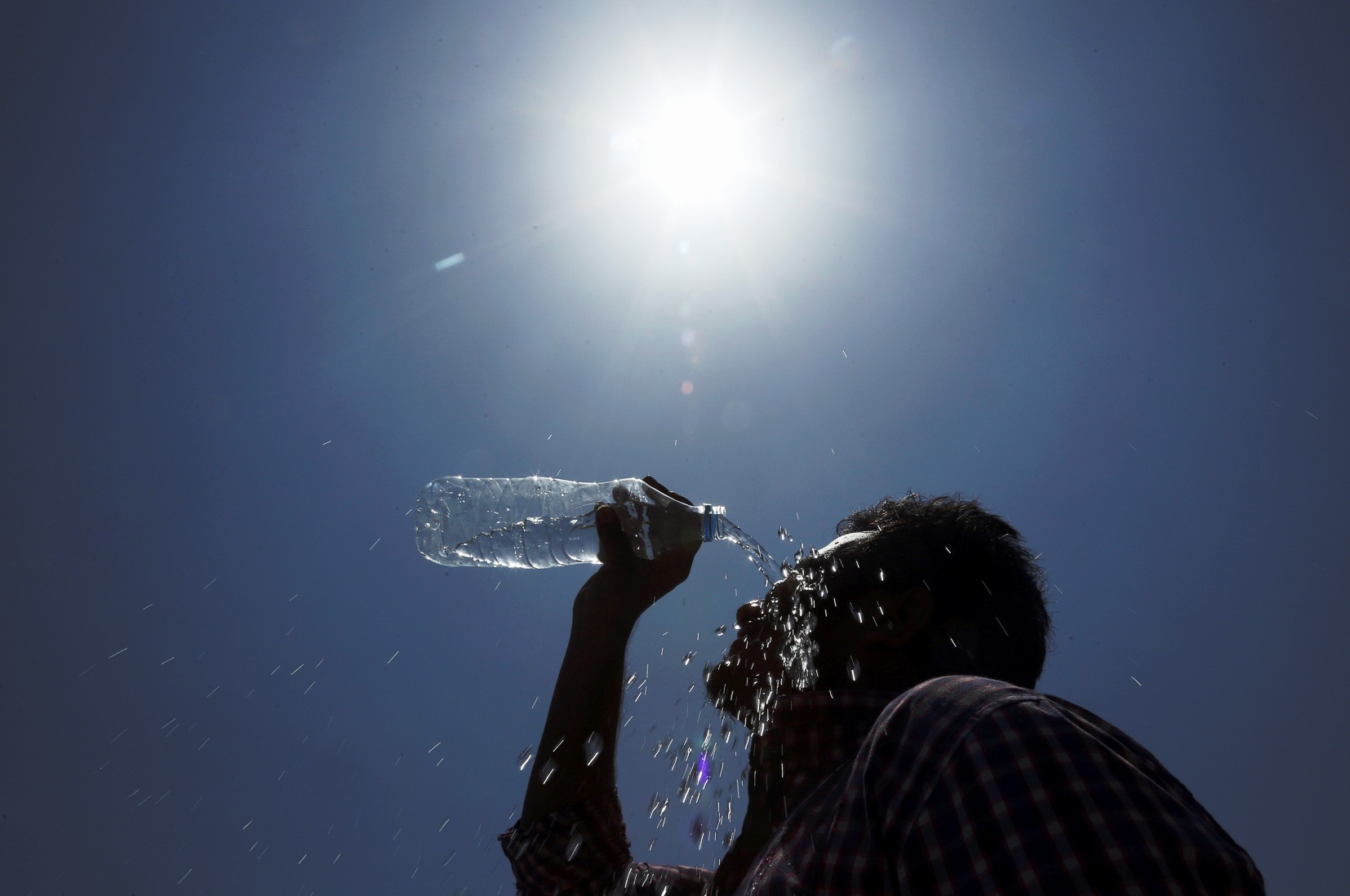 hombre con botella de agua