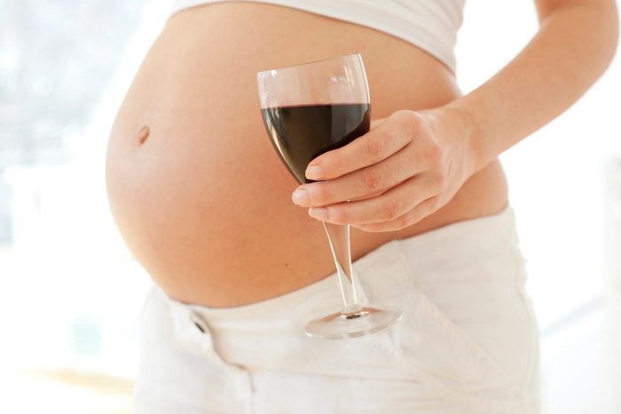 embarazada con copa de vino