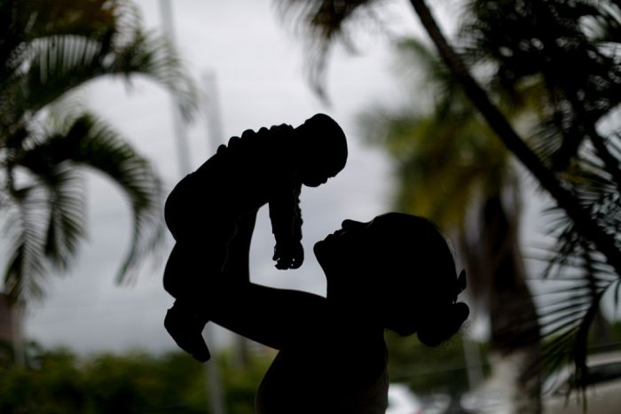 silueta de mujer con bebe