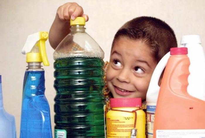 niño con productos de limpieza