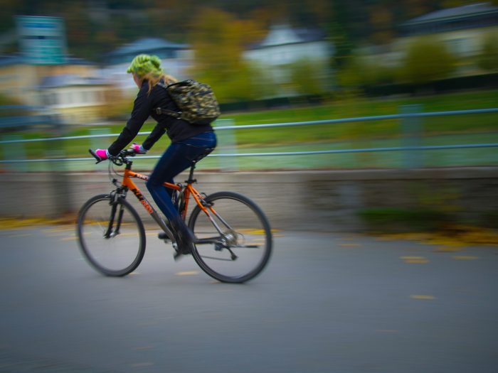 mujer en bicicleta