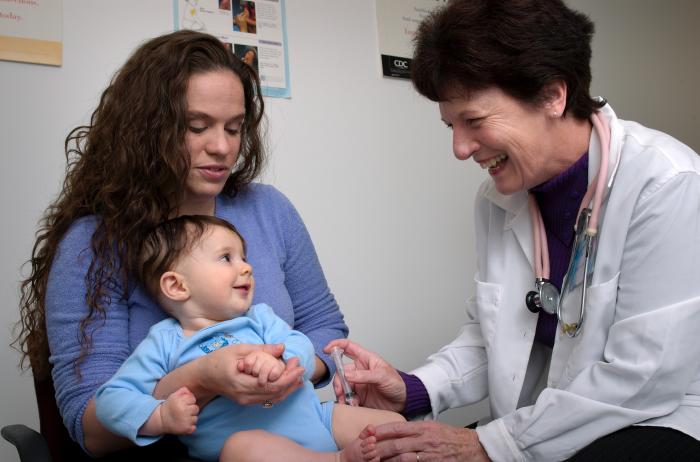 médica vacunando niño