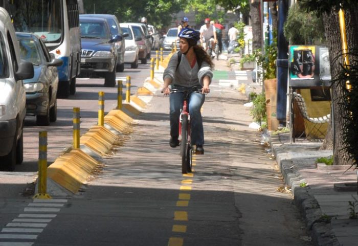 mujer en bicicleta