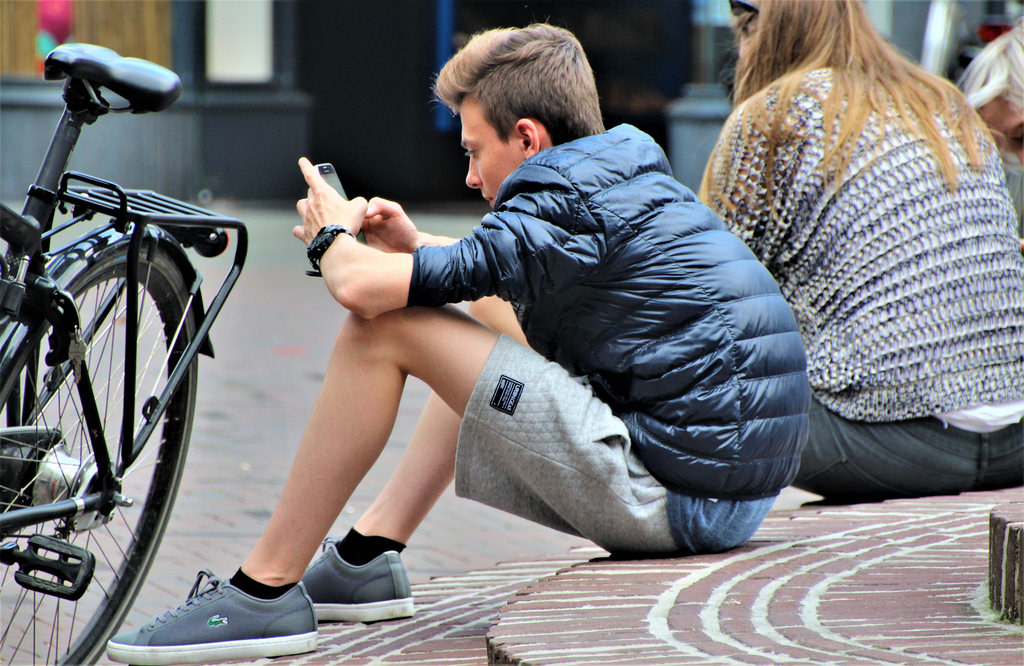joven usando el celular