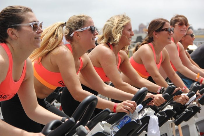 mujeres en bicicleta