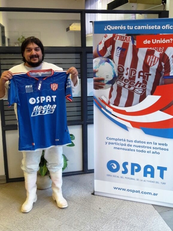 hombre sosteniendo camiseta de fútbol