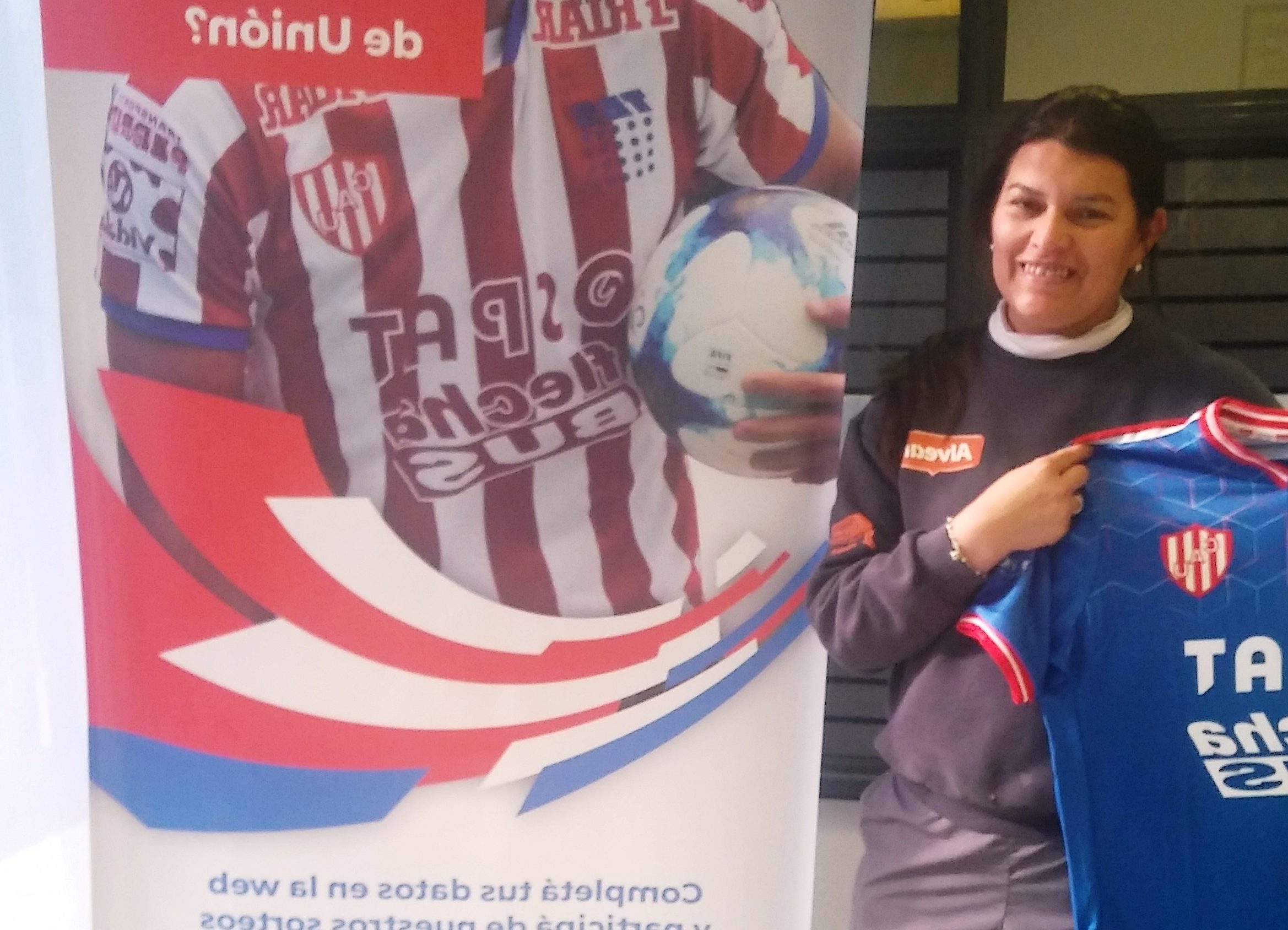 mujer con camiseta de fútbol