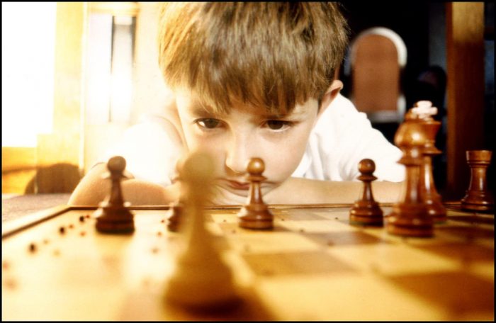 niño jugando ajedrez