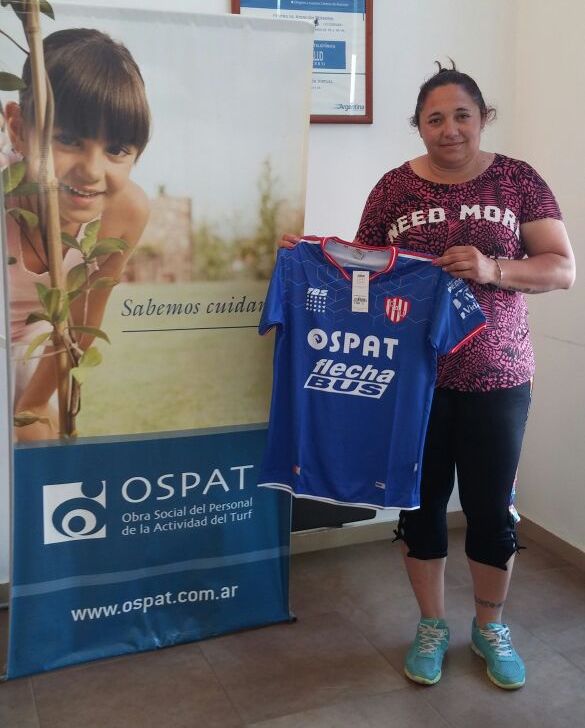 mujer con camiseta de fútbol