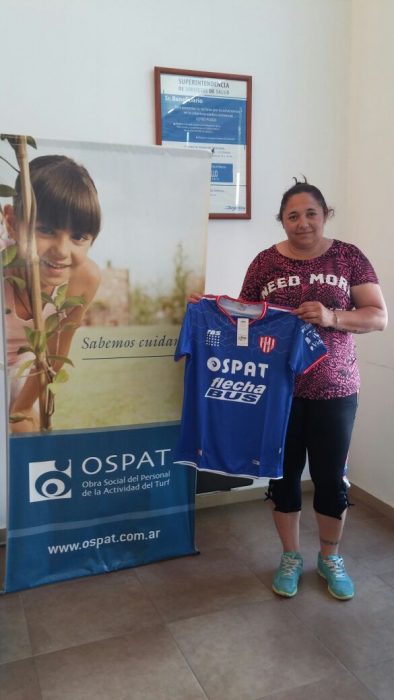 mujer con camiseta de fútbol