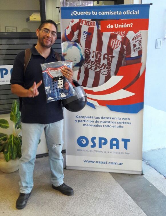 hombre con camiseta de fútbol