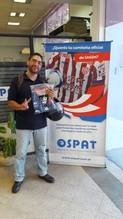 hombre con camiseta de fútbol
