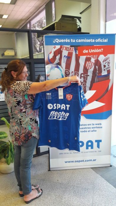 mujer con camiseta de fútbol