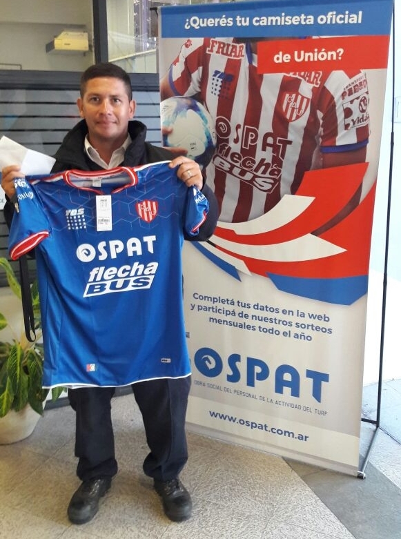 hombre con camiseta de fútbol