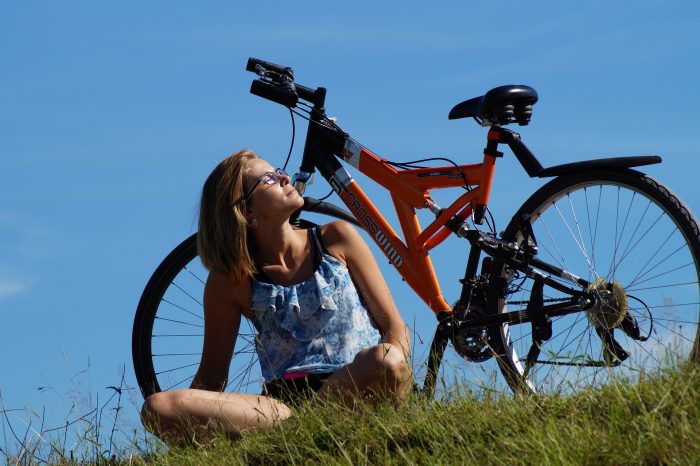 mujer con bicicleta