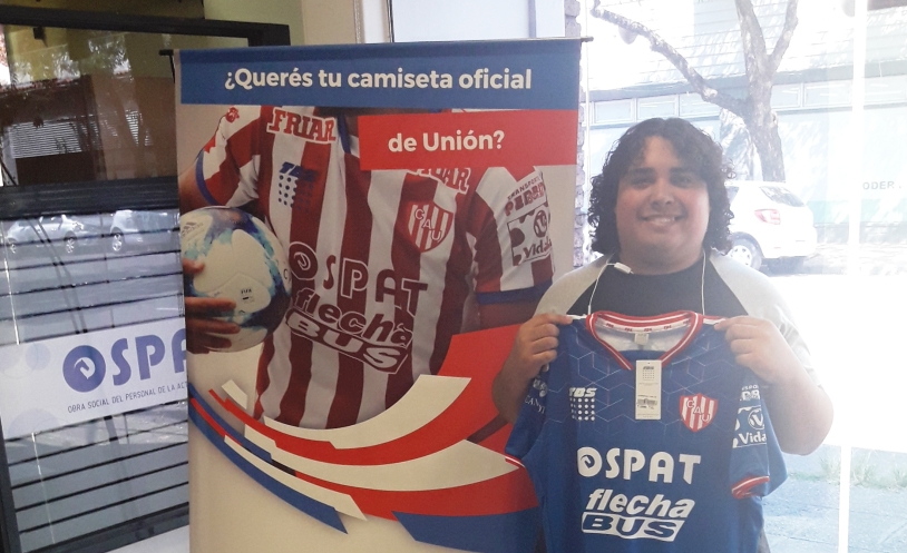 hombre con camiseta fútbol en oficina ospat santa fe