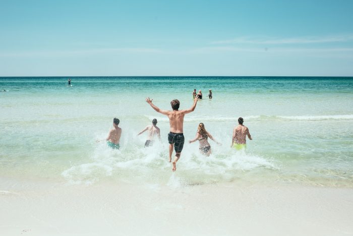 niños jugando en el mar
