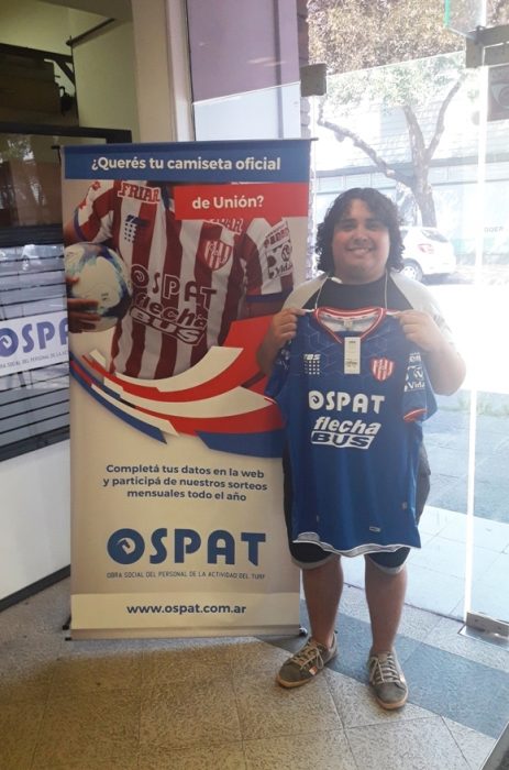 hombre con camiseta de fútbol