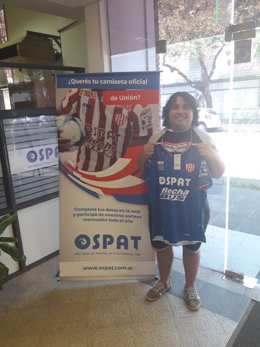 hombre con camiseta de fútbol