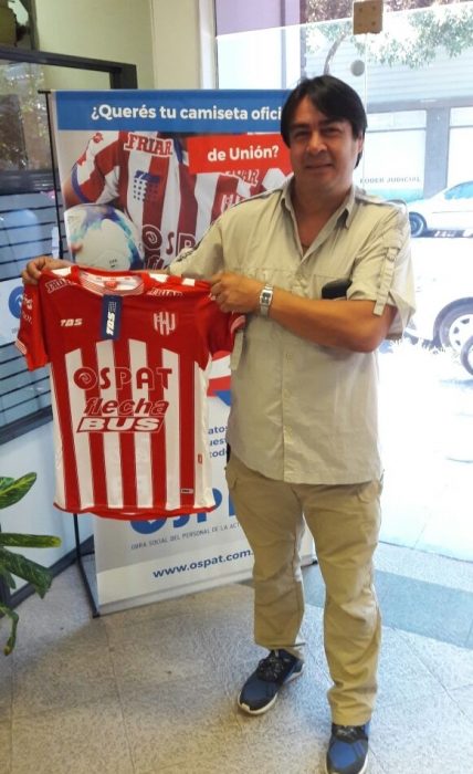hombre con camiseta de fútbol