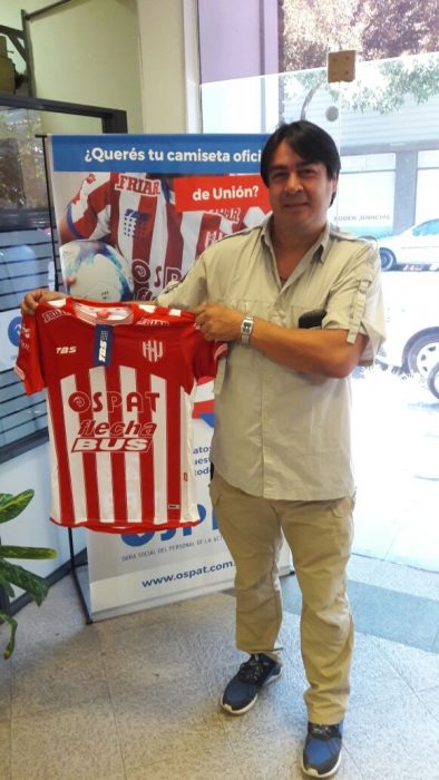 hombre con camiseta de fútbol