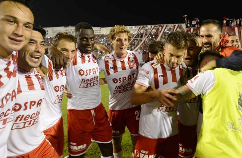 jugadores de fútbol con camiseta union ospat