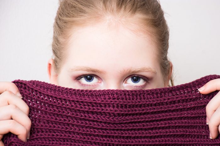 ojos de mujer rostro tapado por bufanda