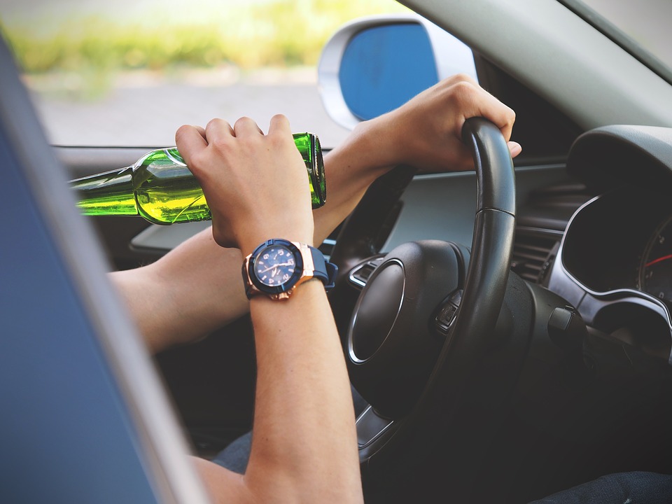 mujer bebiendo al volante