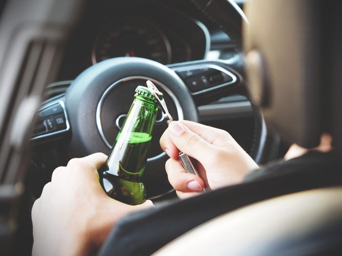persona bebiendo al volante