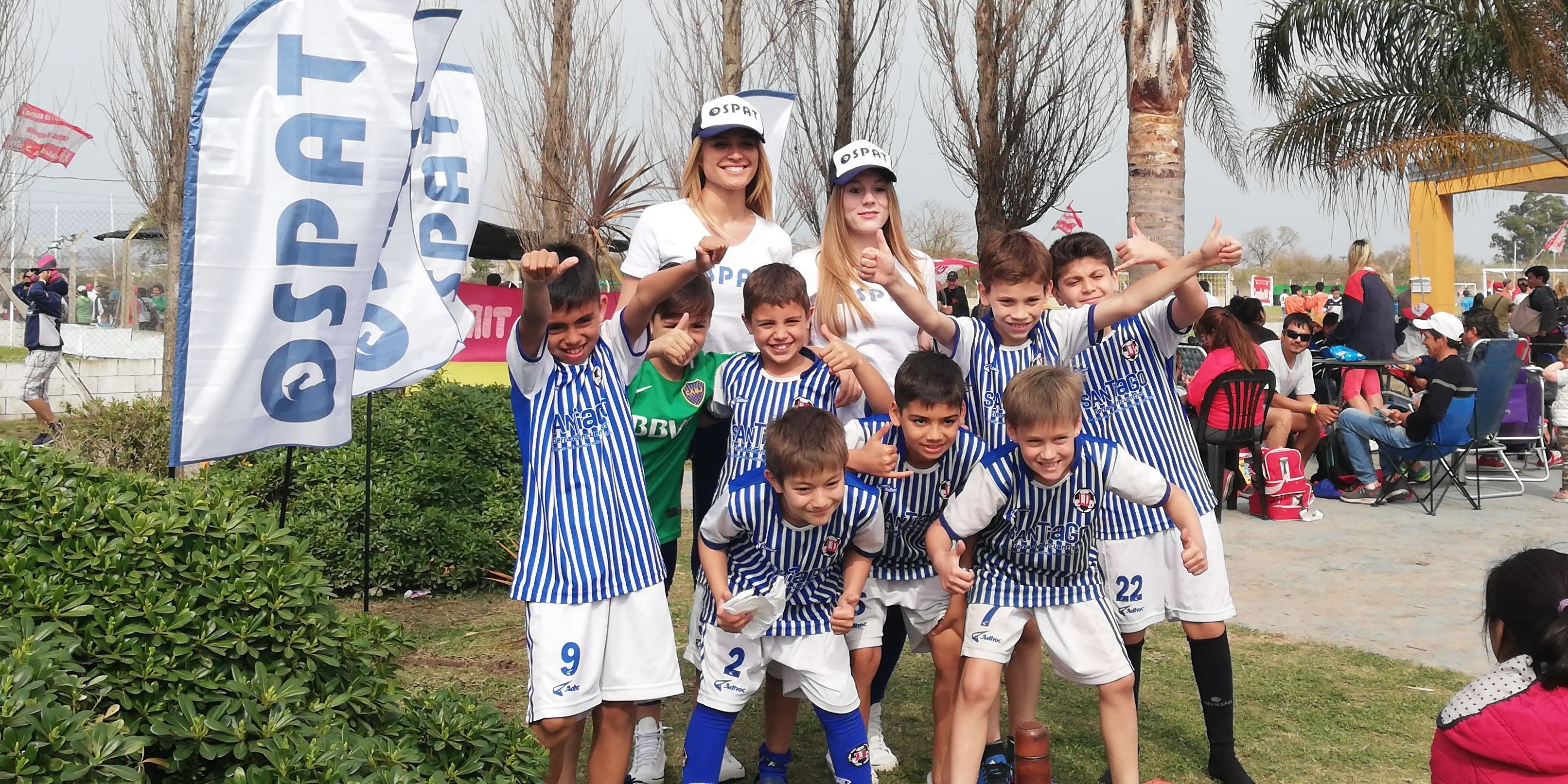 niños en torneo de fútbol