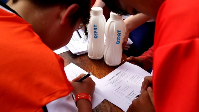 niños completan encuesta