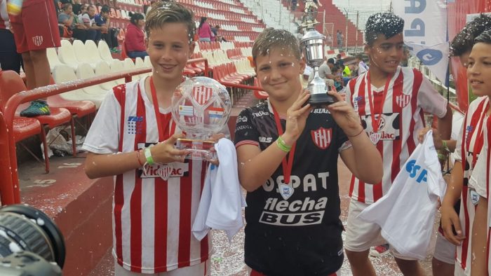 niños con trofeo camisetas remeras ospat