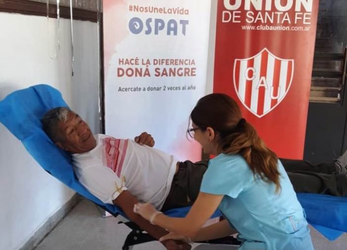 hombre dona sangre