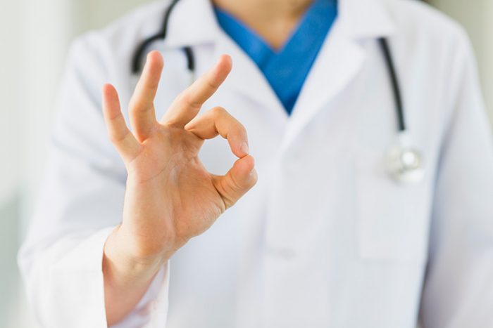 médico dibuja cero con la mano