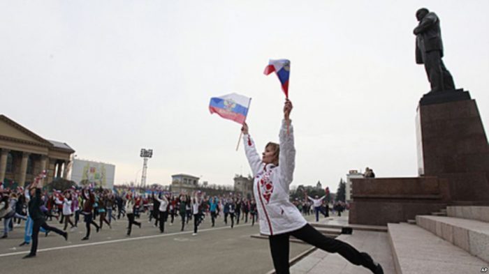 Mujer con banderas Rusia
