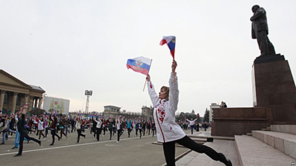 Mujer con banderas Rusia